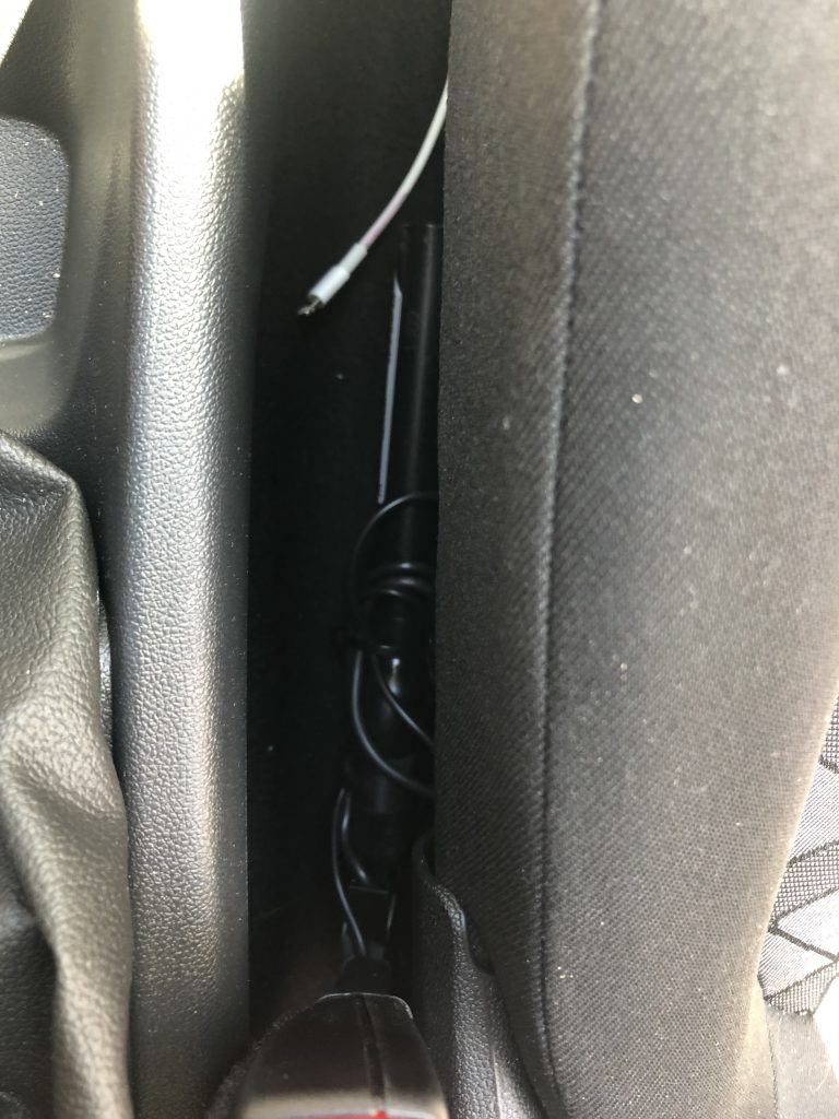 Zvlaštne káble pod prednými sedadlami Opel Corsa
